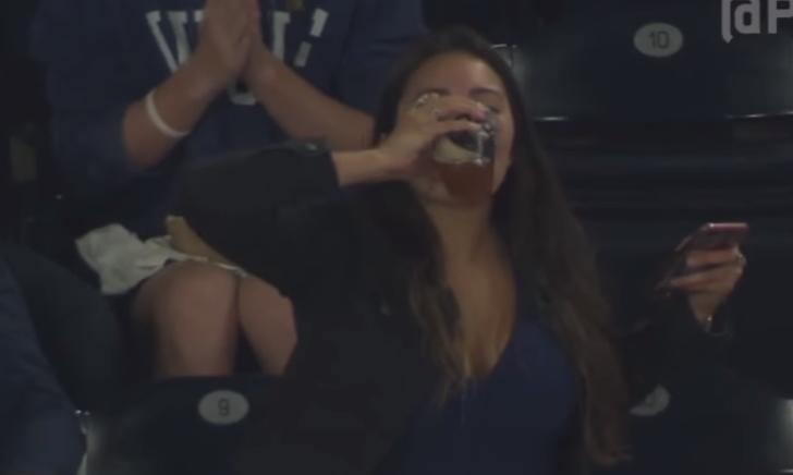 Vrouw vangt honkbal in glas bier en trekt adtje